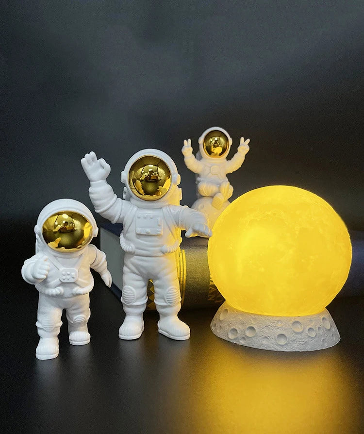 Tres Astronautas y una Increíble Luz Lunar - SpaceMan