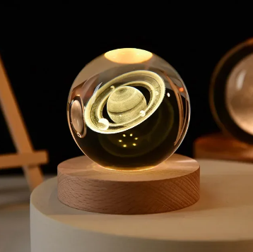 A Lámpara de Universo 3D con base de madera - Increíble para tu entorno.