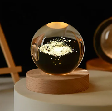 A Lámpara de Universo 3D con base de madera - Increíble para tu entorno.